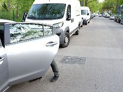 Frage aus dem Verkehrsrecht: Unfall nach dem Aussteigen: Wer haftet?