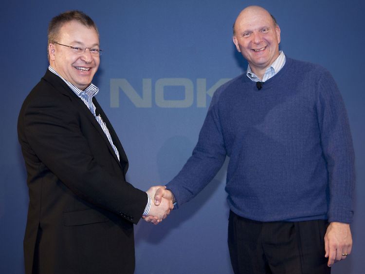 Nokia-Chef Stephen Elop und Microsoft-Chef Steve Ballmer besiegeln eine sehr enge Partnerschaft.