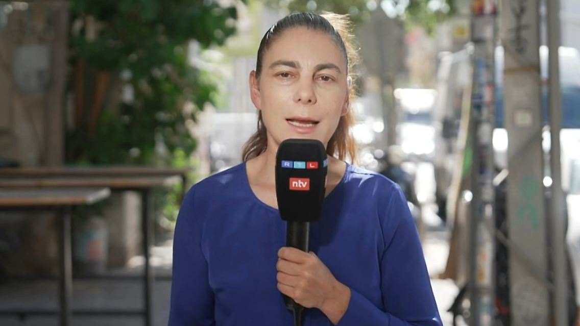 Raschel Blufarb.jpg