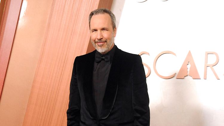 Regisseur Deni Villeneuve outet sich als 007-Fan - und nimmt auf dem Regiestuhl Platz.
