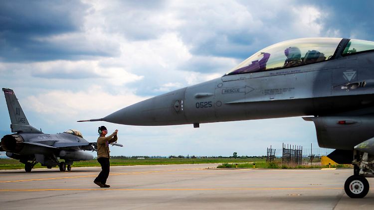 Für die Ausbildung von Piloten aus der Ukraine und diversen anderen Staaten werden F-16-Kampfflugzeuge gebraucht.