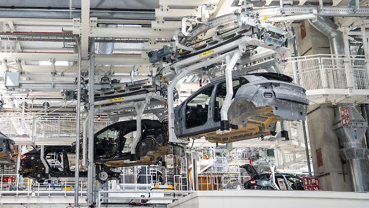 Auch die Autoindustrie als wichtigste Branche in Deutschland wird von sogenannten Superabschreibungen profitieren. Daneben dürfte auch das Geschäft mit hochwertigeren E-Autos angekurbelt werden.