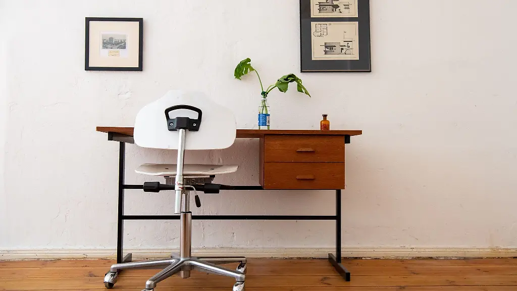 Ein-minimalistisch-eingerichtetes-Zimmer-ist-aufgeraeumt-funktional-und-reduziert-auf-das-Noetigste-Aber-natuerlich-kann-es-Deko-geben