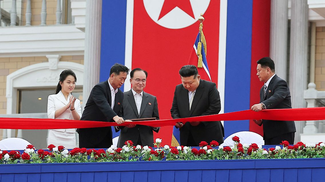 Mit großem Brimborium und in Begleitung seiner Tochter Kim Ju Ae hat Kim ein neues Touristengebiet eingeweiht.