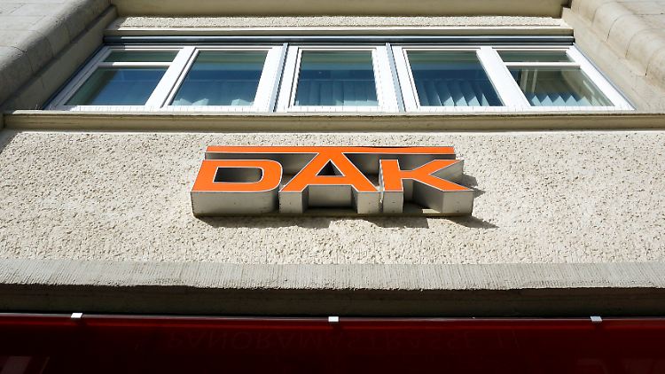 Die Beiträge könnten Anfang 2026 um 0,4 Prozentpunkte steigen, heißt es von der Krankenkasse.