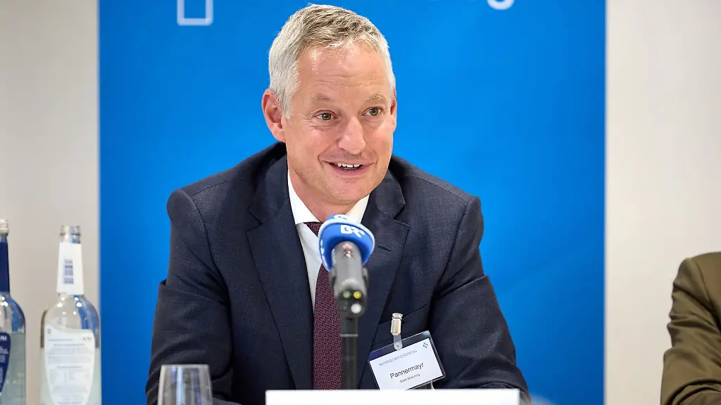 Markus-Pannermayr-Oberbuergermeister-von-Straubing-spricht-bei-einer-Pressekonferenz