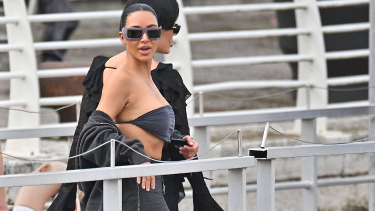Zu den Gästen, die schon eingetroffen sind, gehört Kim Kardashian.
