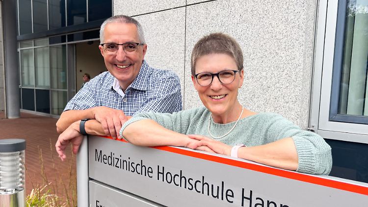 Susanne Viehmeier und ihr Mann Holger vor der Medizinischen Hochschule Hannover. Viehmeier erhielt eine neuartige Krebsbehandlung, nachdem ihr Lebertumor eigentlich als inoperabel galt.