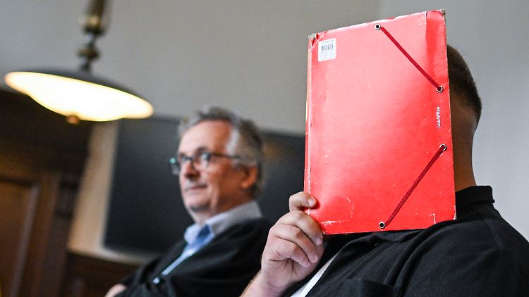 Der Angeklagte, der nun erstmals zu einer Jugendstrafe verurteilt wurde, hatte über seinen Verteidiger gestanden.