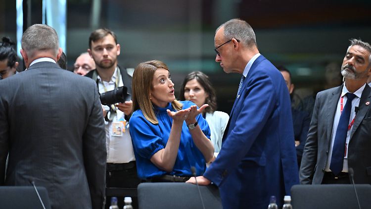 Die Präsidentin des Europäischen Parlaments, Roberta Metsola, im Gespräch mit Bundeskanzler Friedrich Merz - worüber die beiden diskutierten, ist nicht überliefert.