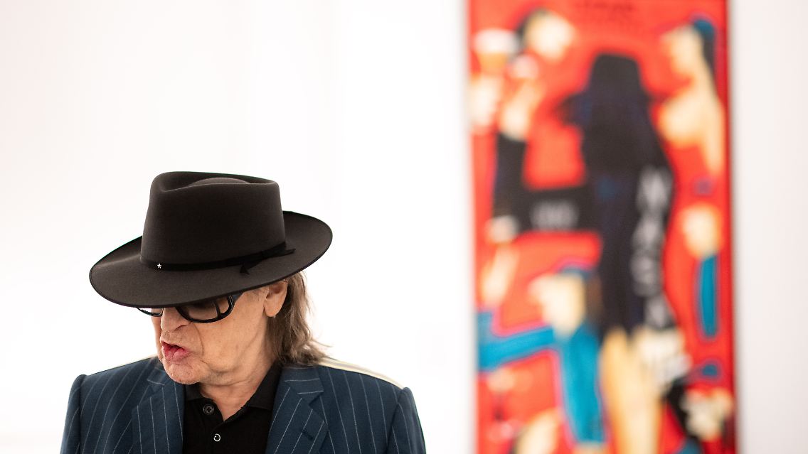 Udo Lindenberg scheut sich nicht vor ungewöhnlichen Malutensilien.