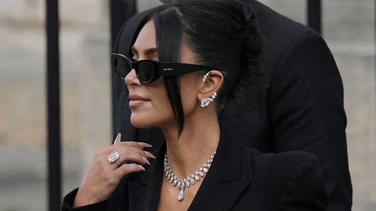 Unter der Beute war auch der Verlobungsring aus Kardashians Beziehung mit Rapper Kanye West, den sie zuvor auf Selfies im Internet präsentiert hatte.