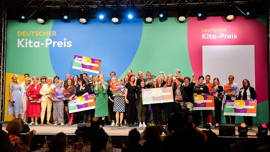 Preistraeger-stehen-bei-der-Verleihung-des-Deutschen-Kita-Preises-auf-der-Buehne