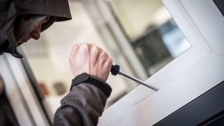 Falls es trotz aller Vorkehrungen doch zu einem Einbruch kommen sollte, muss Anzeige bei der Polizei erstattet werden.
