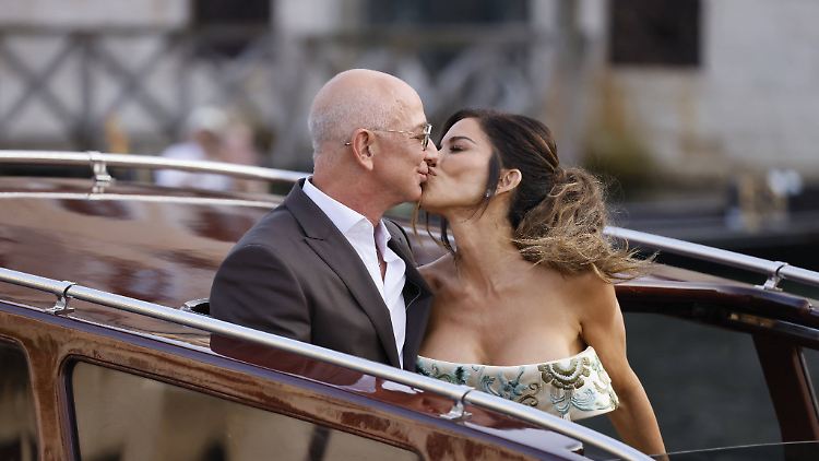 Immerhin die Hauptpersonen auf ihrer Hochzeit: Jeff Bezos und Lauren Sánchez unterwegs in der Lagune. 