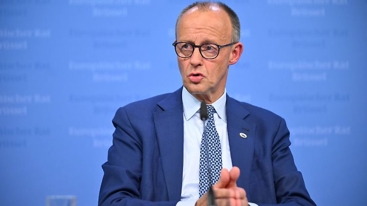 Der deutsche Bundeskanzler Friedrich Merz hält eine Pressekonferenz ab, nachdem er am EU-Gipfeltreffen in Brüssel teilgenommen hat.