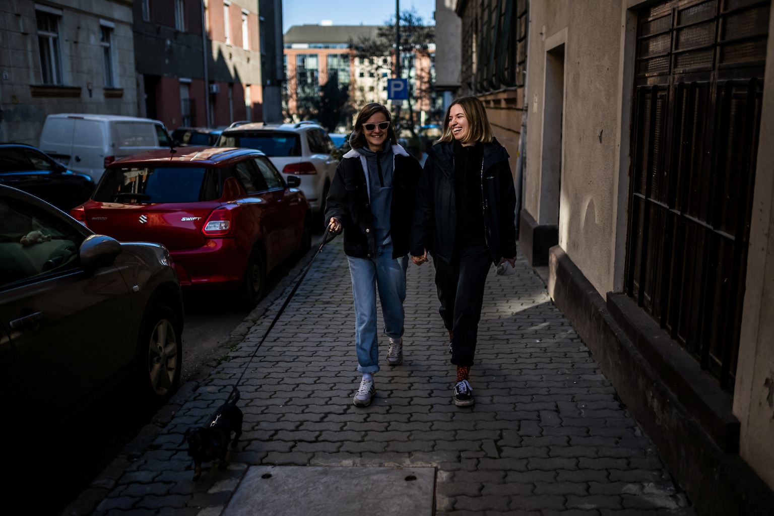 Laura Toth und Vivian Winkler, ein junges lesbisches Paar, gehen oft händchenhaltend durch die Straßen der ungarischen Hauptstadt Budapest.