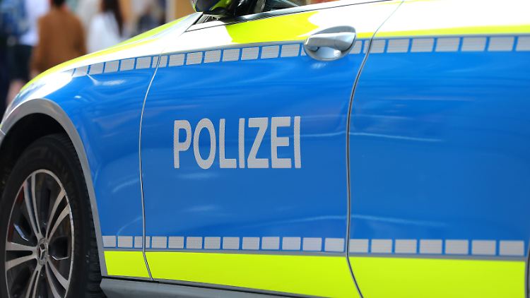 Im Verlauf der Auseinandersetzung hat der mutmaßliche Täter laut Polizei seinem Opfer mehrere Messerstiche in den Oberkörper versetzt.