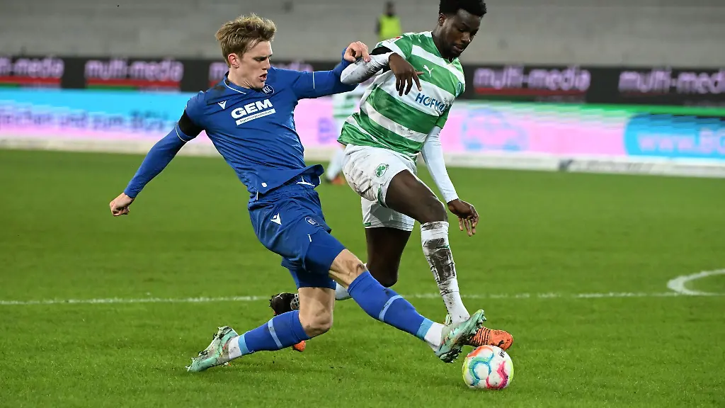 Der-Karlsruher-Mikkel-Kaufmann-l-und-der-Greuther-Fuerther-Gideon-Jung-kaempfen-um-den-Ball