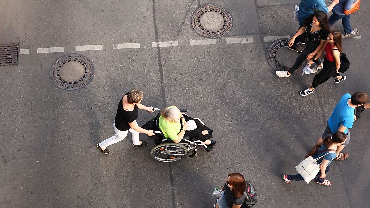 Vor allem Frauen übernehmen oft Pflegetätigkeiten. 