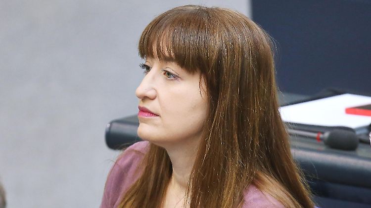 "Wir lassen uns von anderen Fraktionen nicht vorschreiben, wen wir für welches Gremium vorzuschlagen haben", sagte Reichinnek. 