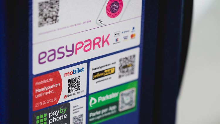 Die Sticker klebten über den echten Codes der Anbieter Pay by Phone oder easypark.