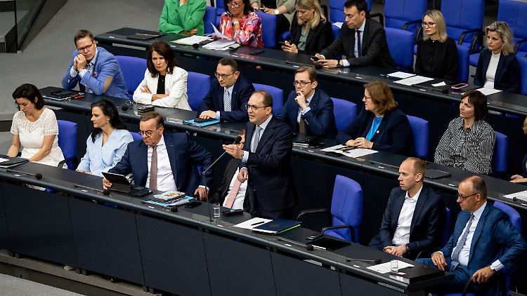 "Wir setzen damit die migrationspolitische Überschrift für diese Legislaturperiode", sagte Dobrindt.