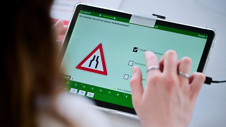 Laut Polizei fanden die betrügerischen Prüfungen nahezu wöchentlich statt. 