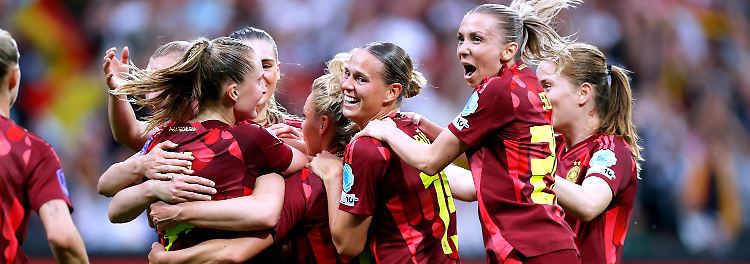 ... , auch beim Olympia-Erfolg war sie dabei. Die 27-Jährige hat spät den Aufstieg zum Profi geschafft, jahrelang arbeitete sie neben dem Fußball als medizinische Fachangestellte in einer Praxis für Unfallchirurgie. 