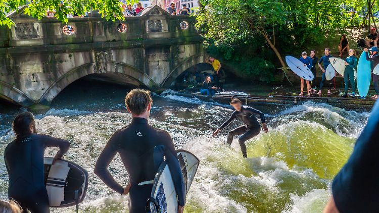 Die Eisbachwelle ist wieder offen - mit Einschränkungen. 