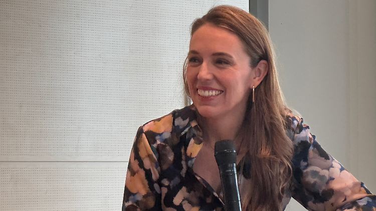 Jacinda Ardern stellte in Berlin ihr Buch vor. Die Neuseeländerin war Premierministerin ihres Landes und fordert mehr Empathie in der Politik.