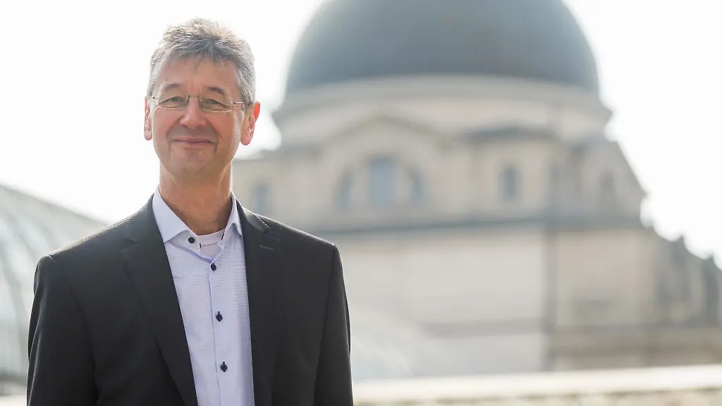 Bayerns-Kultusminister-Michael-Piazolo-Freie-Waehler-steht-vor-der-bayerischen-Staatskanzlei