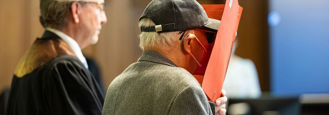 Der Angeklagte (rechts) steht vor Beginn des Prozesses mit seinem Anwalt Thomas Scheferling in einem Gerichtssaal. (Archivbild)