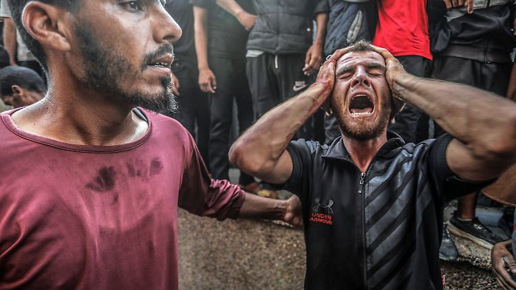 Palästinenser vor dem Nasser-Krankenhaus im südlichen Gazastreifen, während die Verwundeten und die Leichen nach einem israelischen Angriff in der Nähe eines Verteilungszentrums für humanitäre Hilfe eingeliefert werden. 