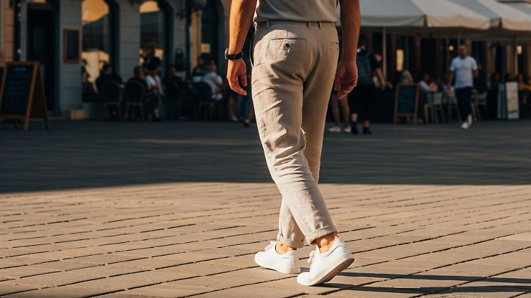 Weiße Sneaker an den Füßen machen auch in diesem Sommer eine gute Figur.