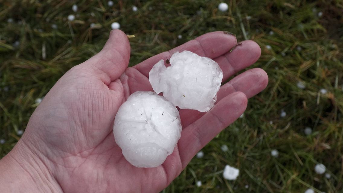 In Gleisdorf in Österreich regnete es etwa golfballgroße Hagelkörner.