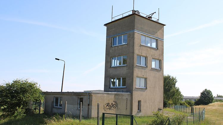 Zu dem Turm gehören noch ein Nebengebäude sowie ein großes Grundstück.