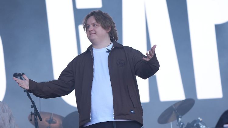 Lewis Capaldi bei seinem Auftritt auf der Pyramid-Stage.
