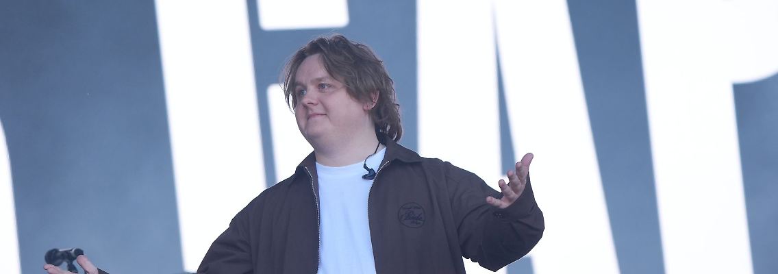 Lewis Capaldi bei seinem Auftritt auf der Pyramid-Stage während des Glastonbury-Festivals in Worthy Farm in Pilton (Somerset), England.