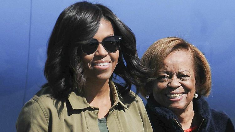 Michelle Obama (l) und ihre Mutter Marian Robinson 2016 in Buenos Aires.