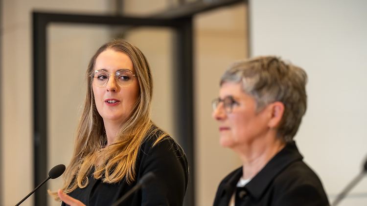 Die Fraktionsvorsitzenden Britta Haßelmann und Katharina Dröge (l) sind sich über die Richtung einer Neuaufstellung einig.