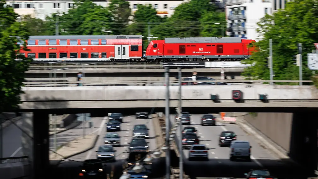 Ein-Zug-der-Suedostbayernbahn-kreuzt-den-mittleren-Ring-B2R-in-Muenchen