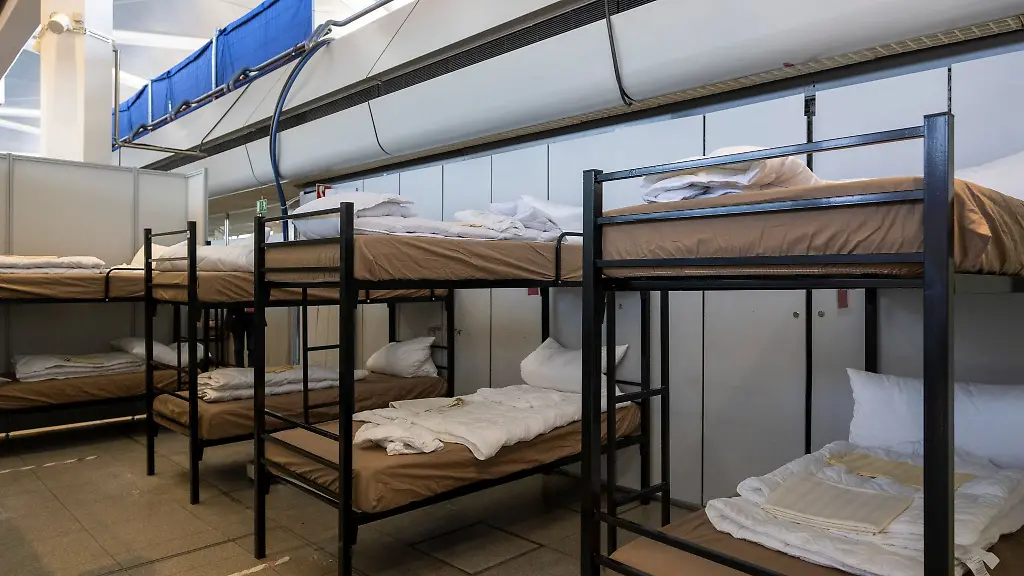 Stockbetten-stehen-in-einer-Fluechtlingsunterkunft