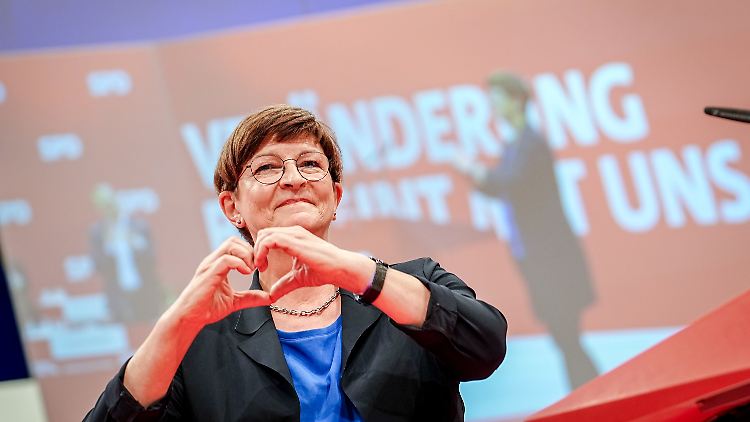 Vor und nach ihrer Abschiedsrede auf dem Parteitag in Berlin zeigte Saskia Esken ein Herz für die SPD.