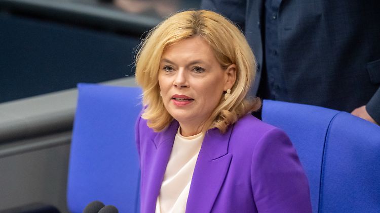 Klöckner betonte, dass sie die Regenbogenflagge stattdessen am 17. Mai auf dem Bundestag hissen lasse - ebenfalls unter Kritik.