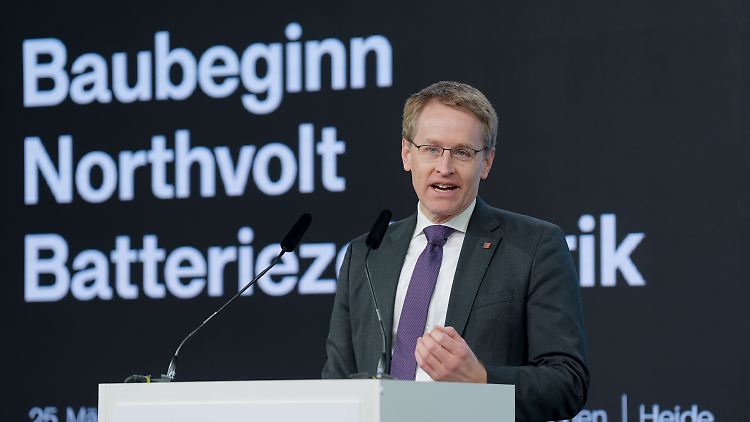 Günther, hier vor Baubeginn der Northvolt-Fabrik im März 2024, will weiter "hartnäckig" daran arbeiten, dass künftig Batteriezellen in Schleswig-Holstein produziert werden.