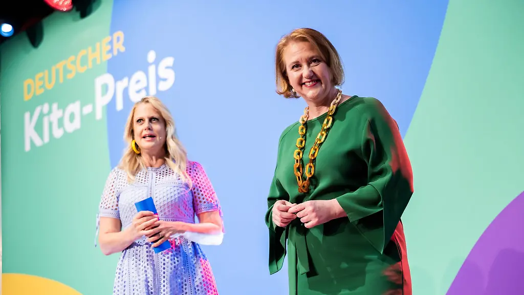 Lisa-Paus-Buendnis-90-Die-Gruenen-r-Bundesministerin-fuer-Familie-Senioren-Frauen-und-Jugend-und-Barbara-Schoeneberger-Moderatorin-stehen-bei-der-Verleihung-des-Deutschen-Kita-Preises-auf-der-Buehne