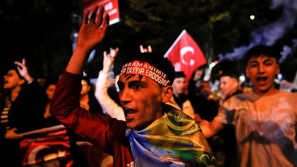 2023-05-15T075940Z-211034836-RC2MY0AUBQD7-RTRMADP-3-TURKEY-ELECTION