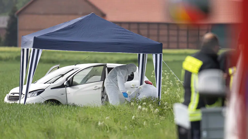 Mitarbeiter-der-Spurensicherung-untersuchen-ein-Auto-das-auf-der-K71-von-der-Fahrbahn-abgekommen-war