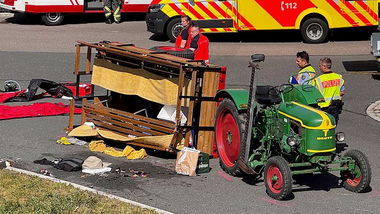 Der Fahrer drehte noch eine Extrarunde durch eine Wendeschleife, da kippte der Hänger um.